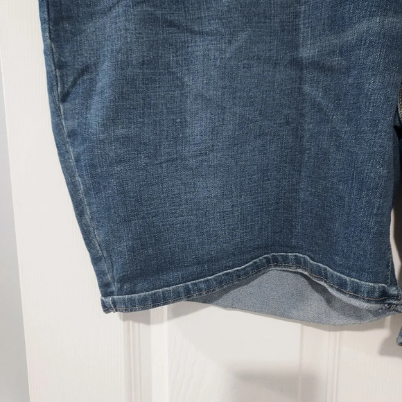 NWT Lee Medium Wash Denim Regular Fit Mid Rise Bermuda Shorts in Size 24W - Picture 4 of 10